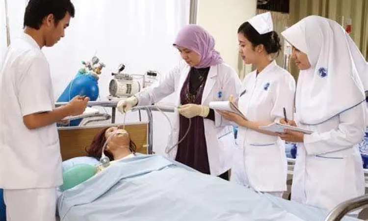 Pelayanan Perawat HCU Perawat melakukan pengecekan rutin di HCU