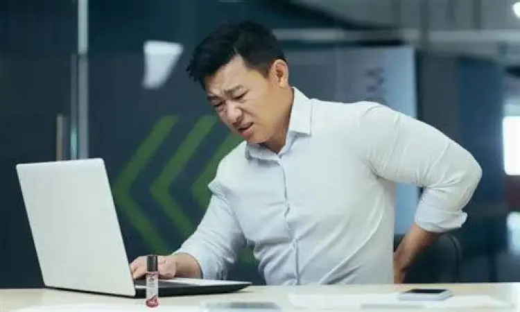 Seorang pria memegang pinggang karena nyeri otot