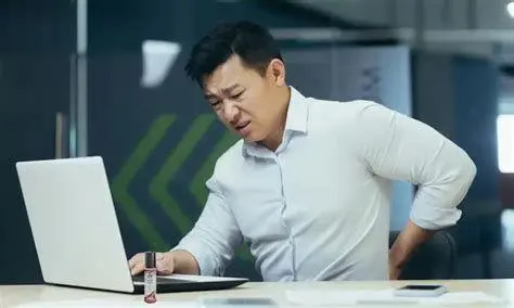 Gejala Nyeri Otot Pinggang Seorang pria memegang pinggang karena nyeri otot