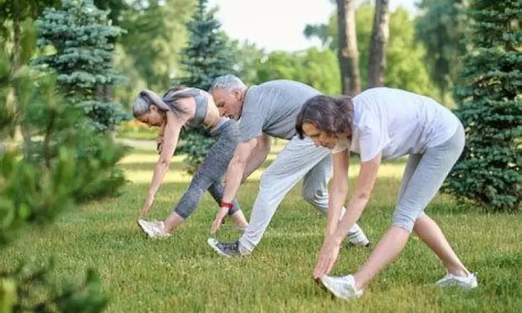 Seseorang melakukan peregangan otot pagi hari