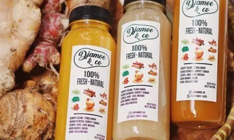 Berbagai jenis jamu tradisional dalam kemasan botol kaca