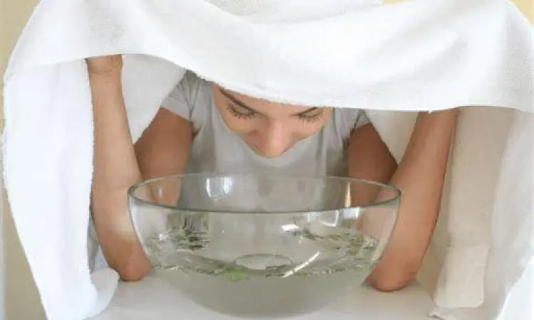 Seseorang melakukan inhalasi uap untuk melegakan pernapasan