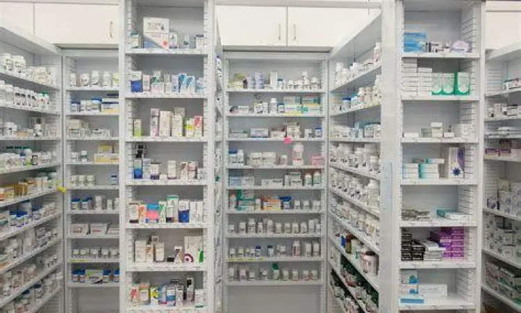 Farmasi Kesehatan Rak apotek dengan berbagai obat untuk covid