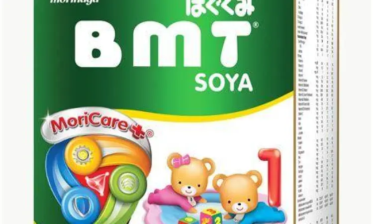 Bayi sehat sedang meminum susu formula kedelai
