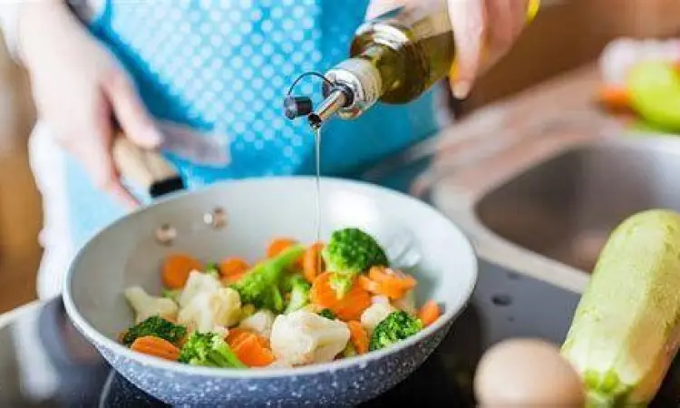 Mengolah Tomat dengan Benar Proses memasak tomat dengan minyak zaitun