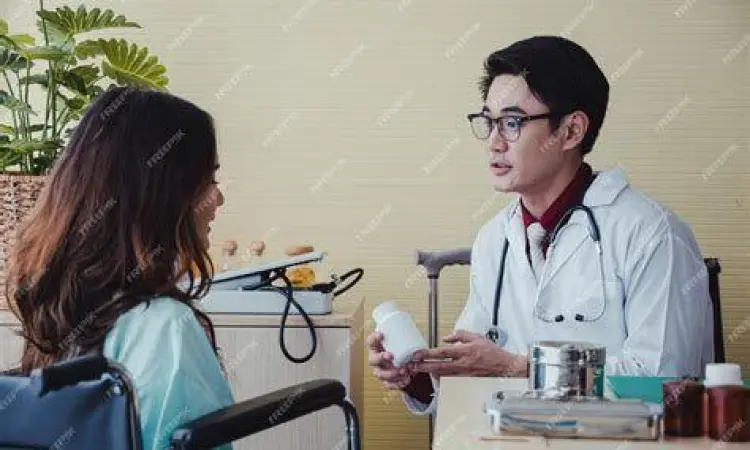 Konsultasi Medis Clozapin Dokter menjelaskan penggunaan obat antipsikotik kepada pasien