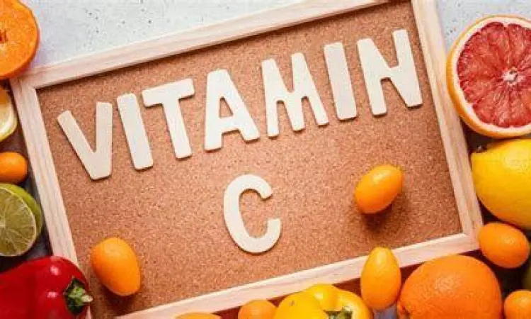Ilustrasi meminum suplemen vitamin c dengan air putih