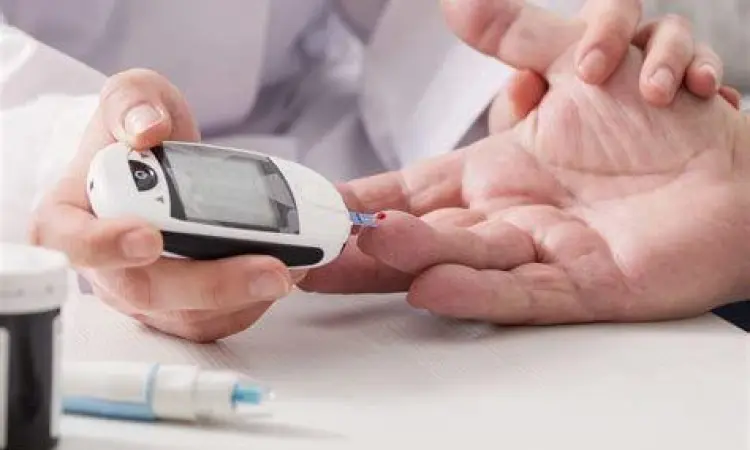 Pasien melakukan pengecekan gula darah rutin