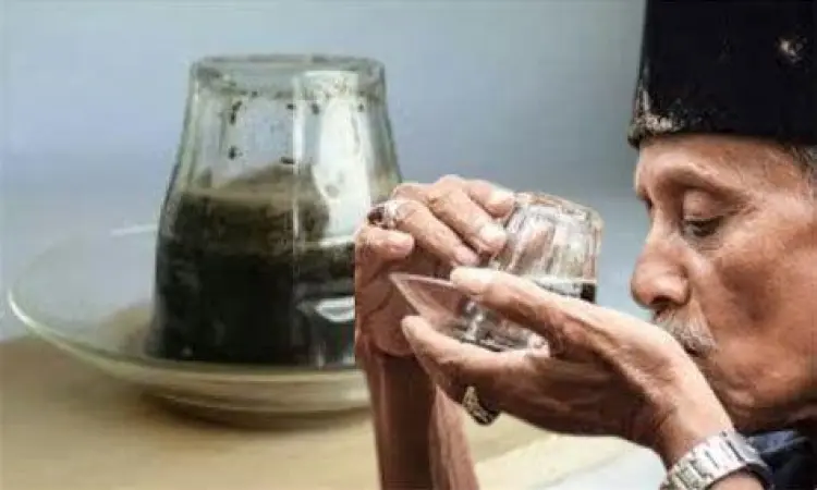 Teknik minum air dari sisi gelas yang jauh untuk meredakan cegukan