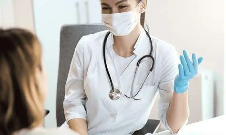 Dokter memeriksa pasien yang mengeluhkan cegukan kronis