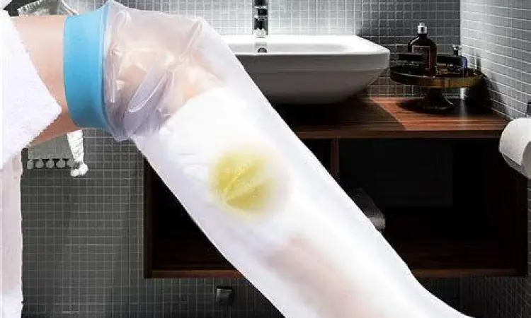 Seseorang mandi dengan menggunakan plester tahan air di tangan