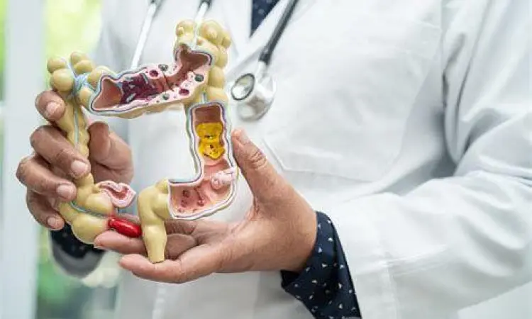 Dokter melakukan pemeriksaan fisik pada perut pasien