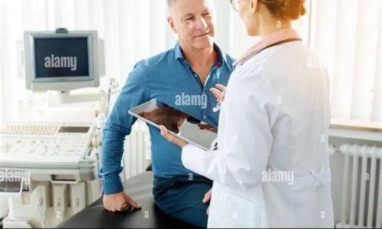 Konsultasi Medis Kolesterol Dokter menjelaskan hasil tes darah kolesterol kepada pasien