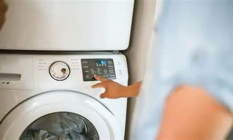 Proses mencuci kain dengan air panas untuk mematikan tungau scabies