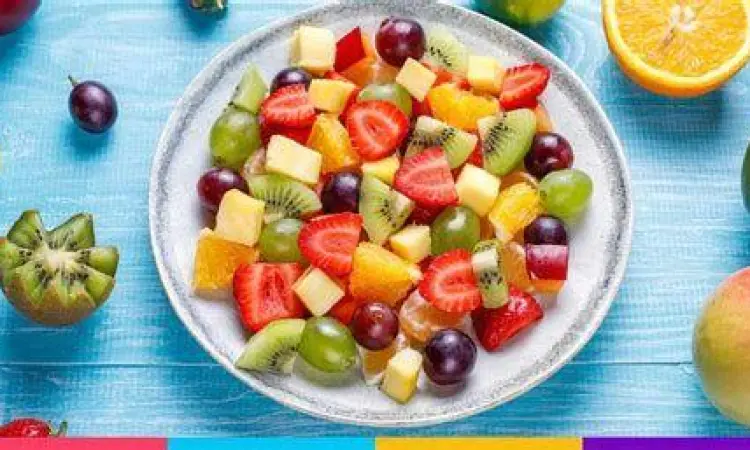 Berbagai jenis potongan buah segar seperti strawberry mangga dan anggur