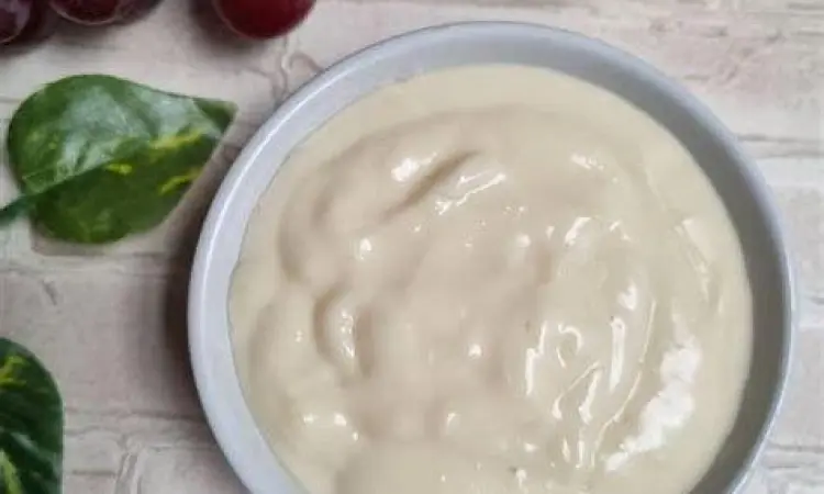 Saus salad buah putih kental dalam mangkuk kaca