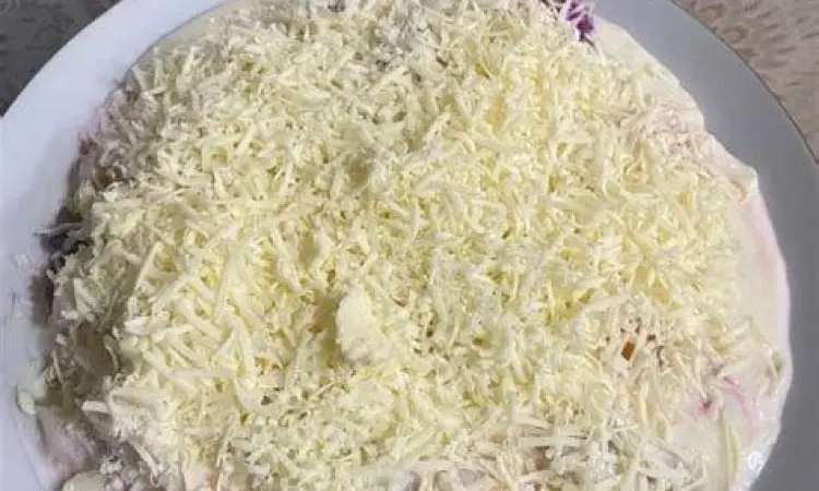 Salad buah dengan taburan keju dan irisan almond di atasnya