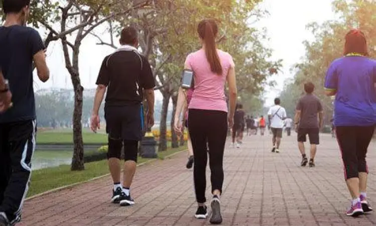 Olahraga Rutin Orang sedang berjalan kaki santai di taman