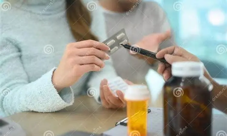 Dokter menjelaskan dosis obat methylprednisolone kepada pasien