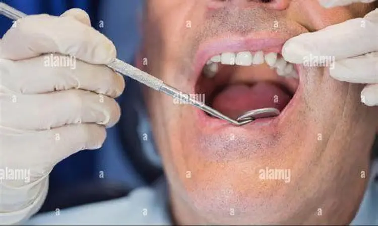 Konsultasi Dokter Gigi Dokter gigi memeriksa kesehatan mulut pasien