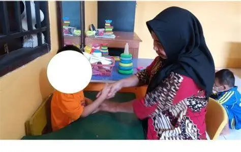 Terapi Wicara untuk Down Syndrome Anak down syndrome mengikuti sesi terapi wicara dengan terapis