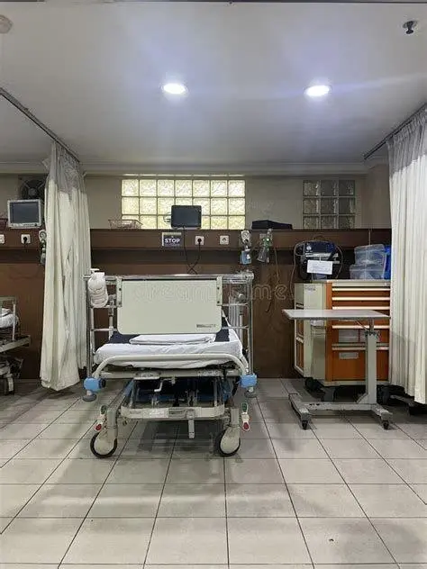 Layanan Gawat Darurat Suasana ruang gawat darurat rumah sakit