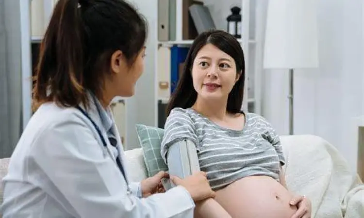 Konsultasi Medis Prenatal Seorang dokter menjelaskan hasil skrining genetik kepada pasangan suami istri