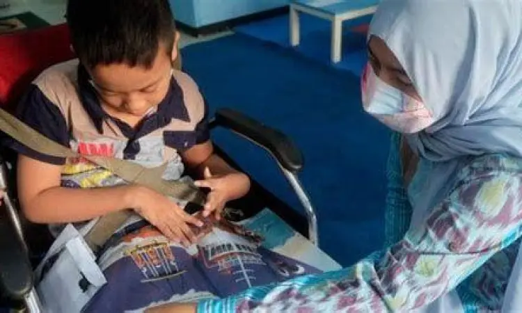 Pendidikan Inklusif bagi Semua Anak dengan sindrom down sedang belajar bersama teman-temannya di kelas inklusi