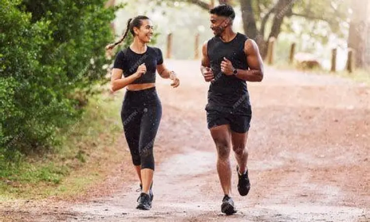 Seseorang sedang berlari pagi untuk menjaga kebugaran