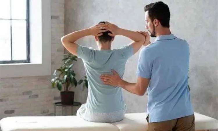 Sesi Fisioterapi Medis Pasien sedang menjalani sesi fisioterapi untuk saraf kejepit