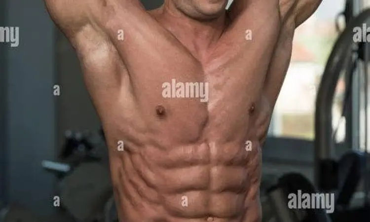 Pria sedang melakukan latihan beban untuk vitalitas