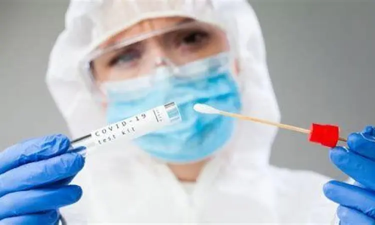 Proses pengambilan sampel swab antigen oleh tenaga medis