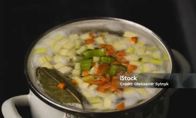 Proses Memasak Sayur Sop panci berisi sayur sop yang sedang mendidih