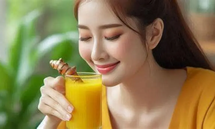 Wanita mengonsumsi jamu herbal pelancar haid