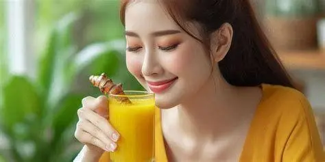 Konsumsi Jamu Sehat Wanita mengonsumsi jamu herbal pelancar haid