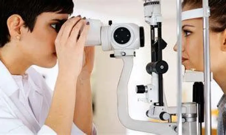 Konsultasi dengan dokter mata mengenai efek samping obat