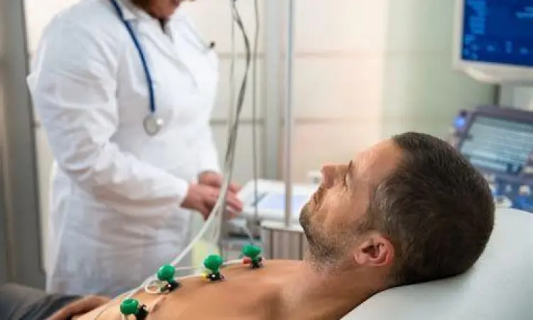 Pemeriksaan Medis Jantung Pasien menjalani tes elektrokardiogram untuk memantau jantung