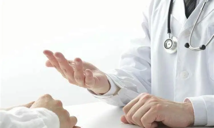 Konsultasi Medis Pasien sedang berkonsultasi dengan dokter mengenai masalah saluran kemih