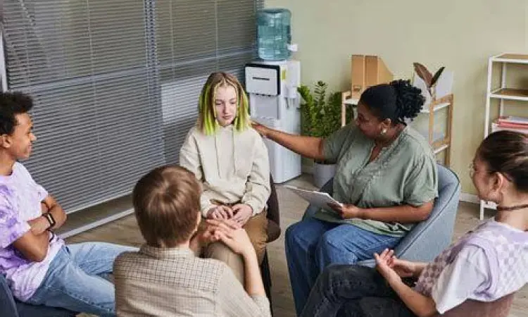 Seseorang berkonsultasi dengan profesional kesehatan mental