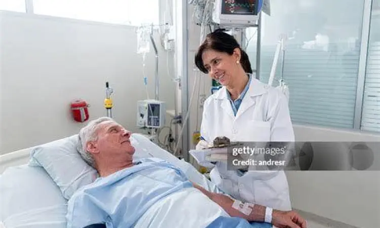 Dokter sedang memeriksa kondisi pasien di unit intensif