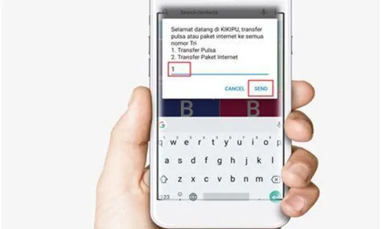 Seseorang menggunakan alat bantu dengar untuk terapi tinnitus