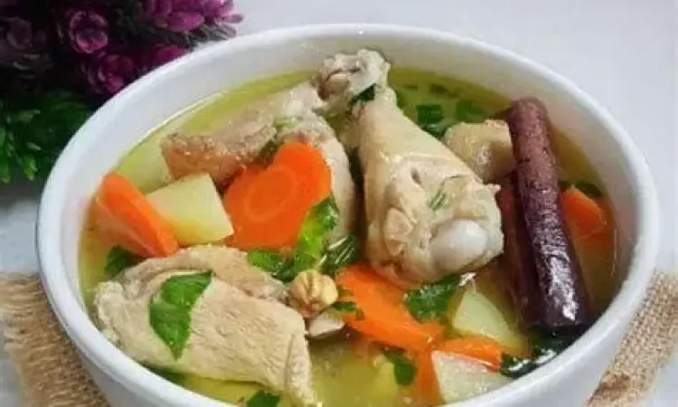 Sajian sop ayam bening dalam mangkuk