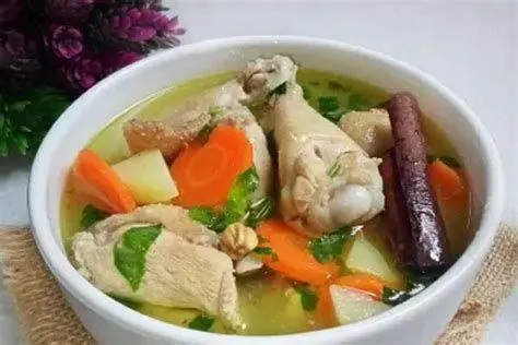 Sajian Akhir Sop Ayam Sajian sop ayam bening dalam mangkuk