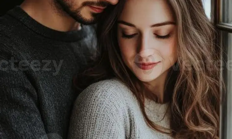 pasangan berpelukan hangat di dalam ruangan