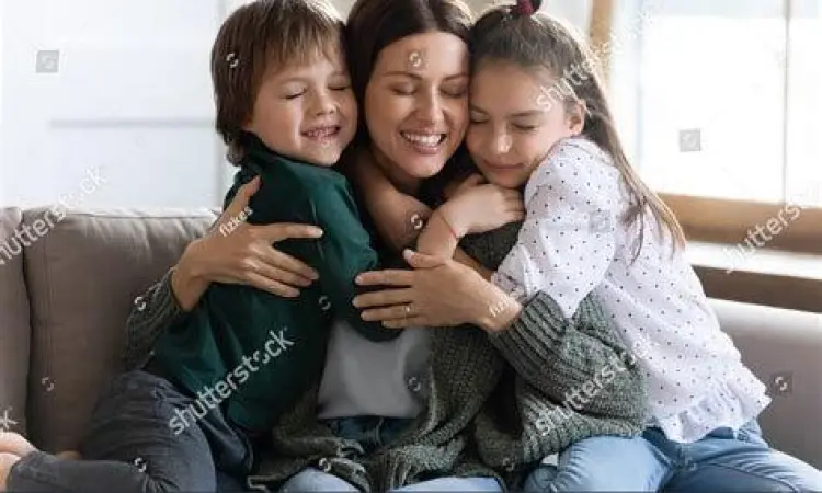 anak berpelukan dengan orang tua