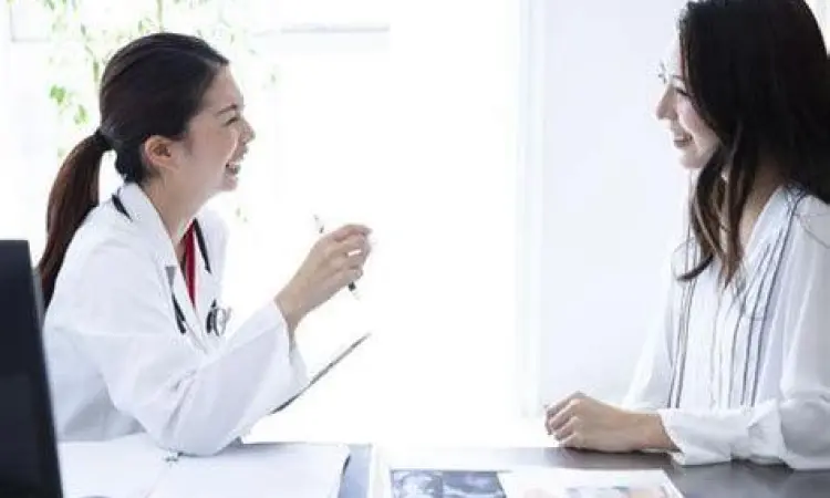 Wanita sedang berkonsultasi dengan dokter mengenai pilihan KB