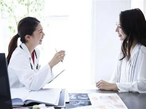 Konsultasi Medis Kontrasepsi Wanita sedang berkonsultasi dengan dokter mengenai pilihan KB