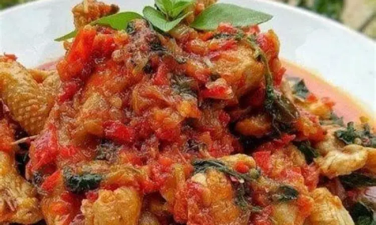 Proses memasak rica rica ayam tradisional dengan banyak cabai