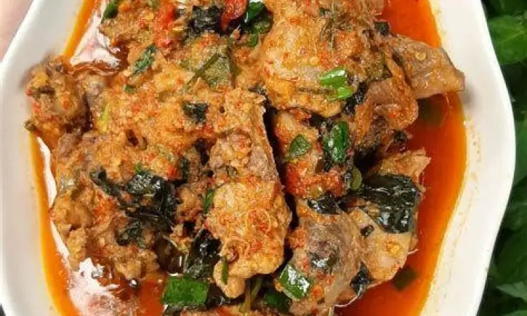 Sajian akhir rica rica ayam dengan daun kemangi segar