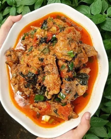 Rica Rica Ayam Siap Saji Sajian akhir rica rica ayam dengan daun kemangi segar